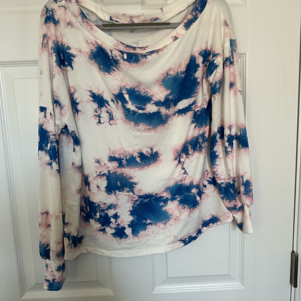 NWT Gilli White and Blue Relaxed Blouse